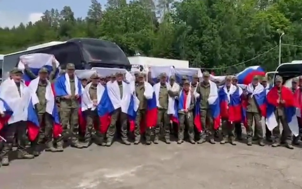 Máy bay đưa tù binh Nga từ Ukraine về Moscow